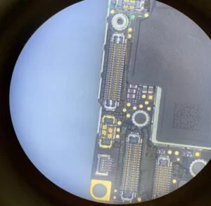 iPhone 5c 基板修理 — 修理の様子