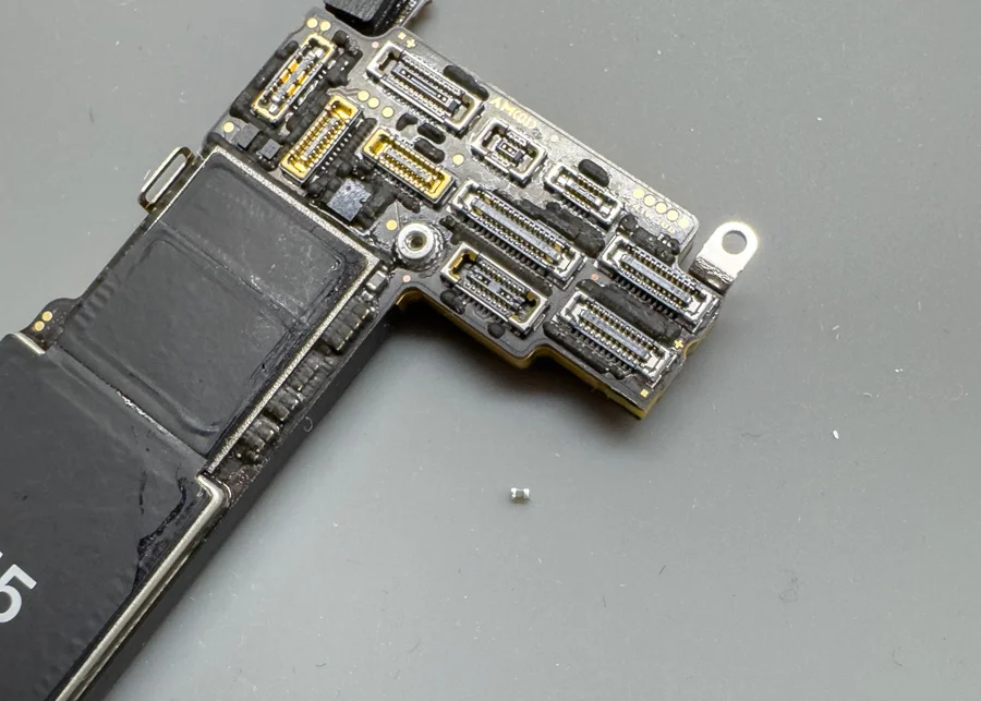 iPhone 11 Pro Max 無線 WiFi修理 — 修理の様子