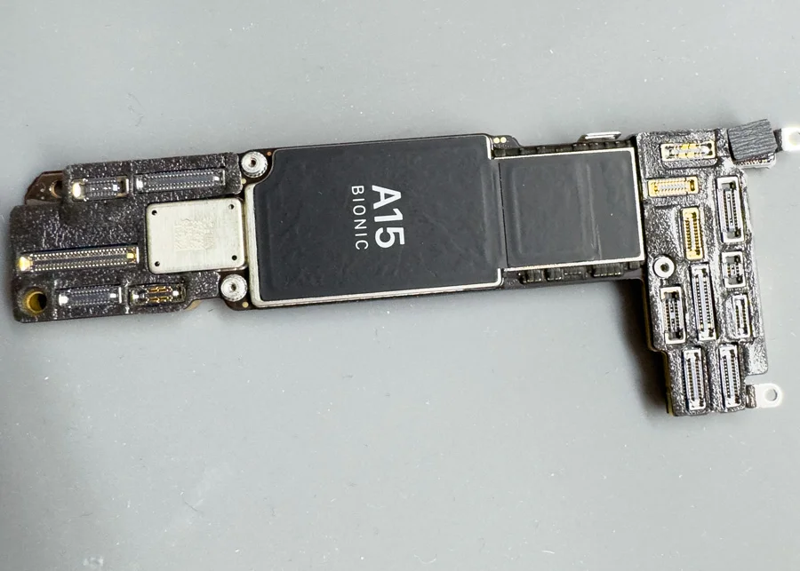 iPhone 13 Pro システム修復 — 修理の様子