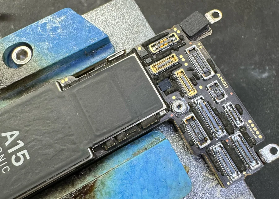 iPhone 16 Plus 無線 WiFi修理 — 修理の様子