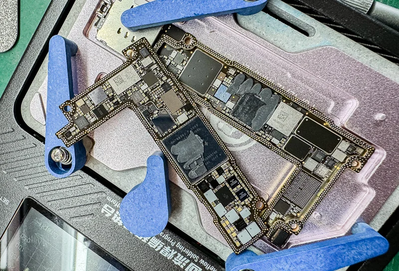 iPhone 7 WiFi修理 — 修理の様子