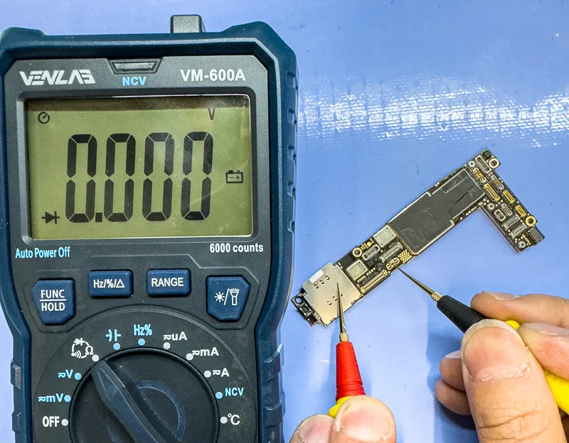 iPhone 15 Pro Max WiFi修理 — 修理の様子