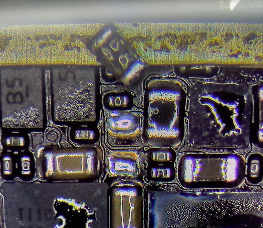 iPhone 12 基板修理 — 修理の様子