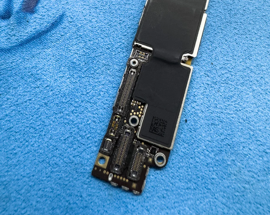 iPhone 16 Pro 起動不良修理 — 修理の様子