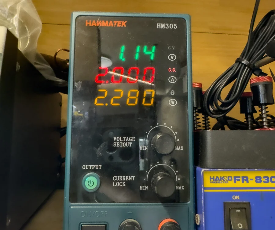 iPhone 15 Plus WiFi修理 — 修理の様子