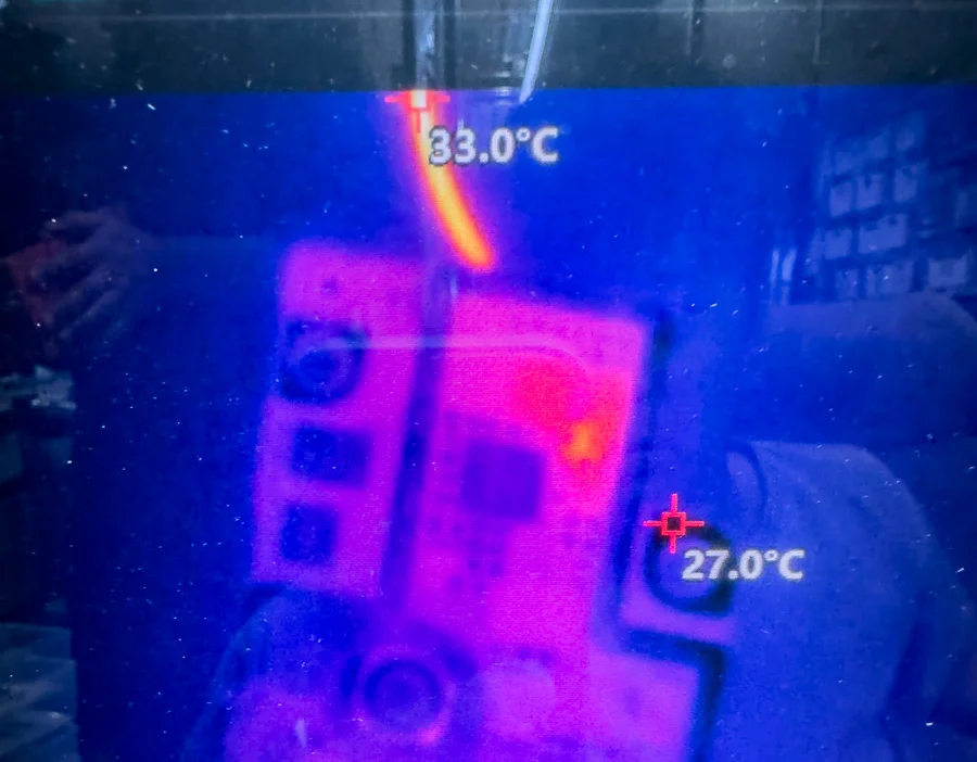 iPhone 16 Plus システム修復 — 修理の様子