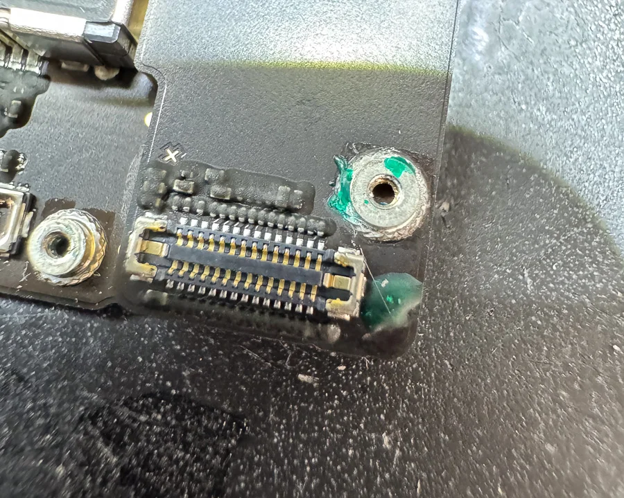 iPhone 6 通信修理 — 修理の様子