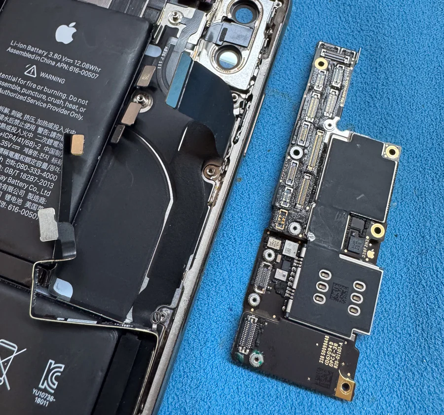 iPhone 8 Plus 通信修理 — 修理の様子