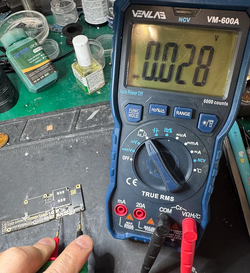 iPhone 5s WiFi修理 — 修理の様子