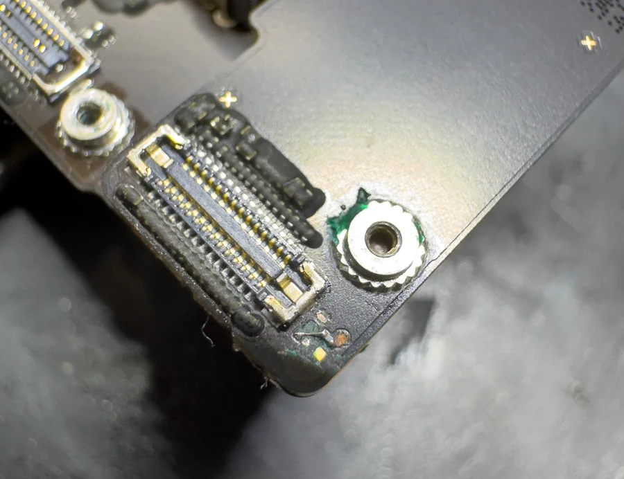 iPhone 16 Pro Max システム修復 — 修理の様子