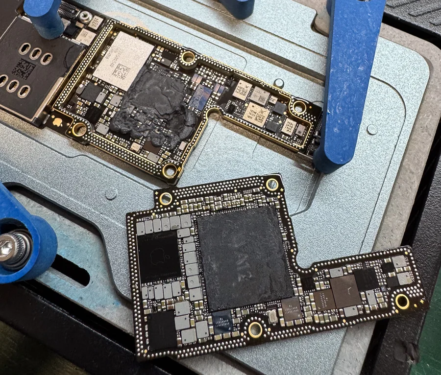 iPhone 15 Pro WiFi修理 — 修理の様子