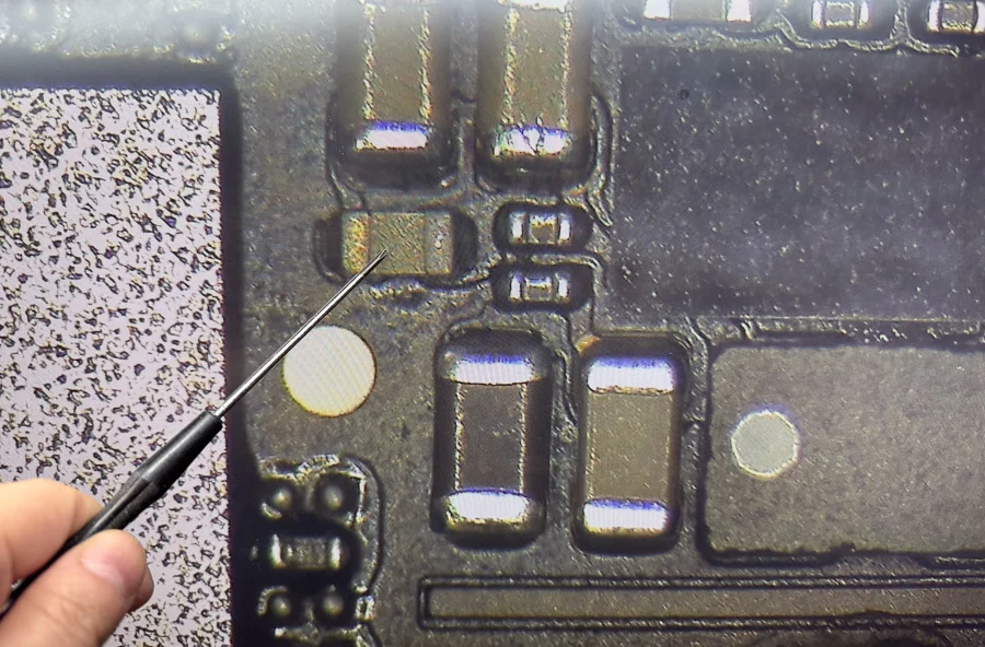 iPhone 15 Pro データ復旧 — 修理の様子