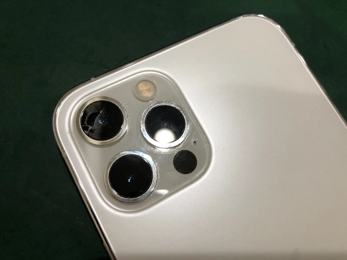 iPhone 13 mini カメラ修理 — 修理の様子