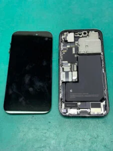 iPhone 16 Plus カメラ修理 — 修理の様子