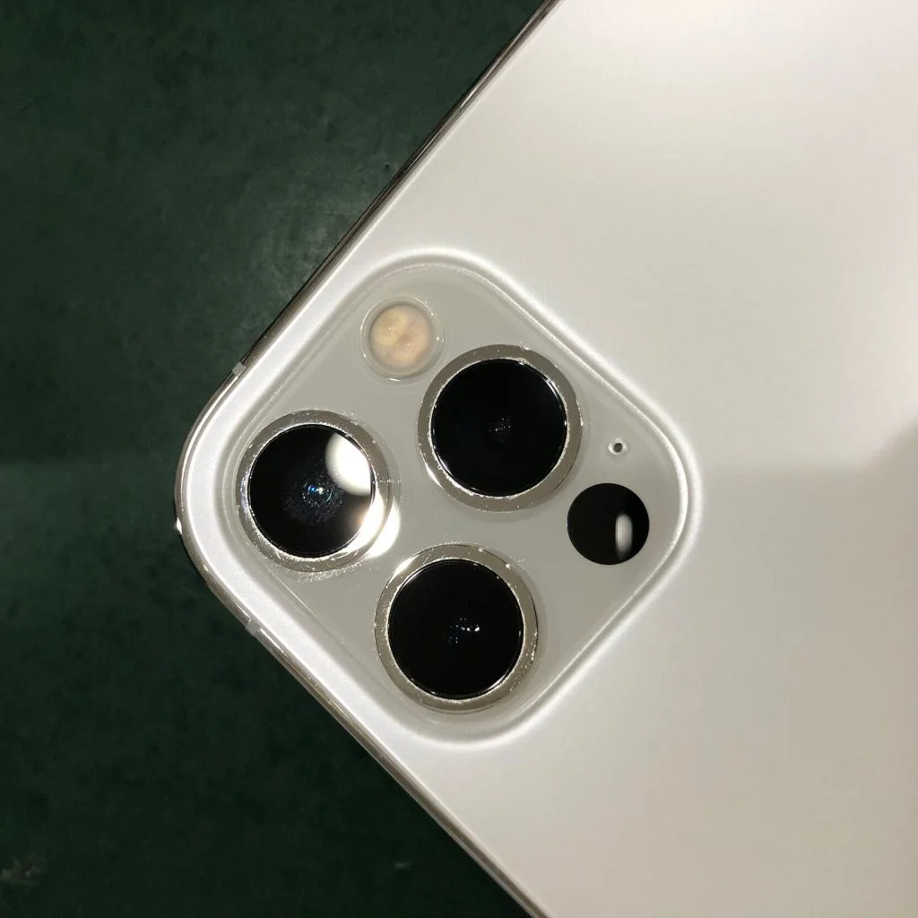 iPhone 13 Pro Max カメラ修理 — 修理の様子