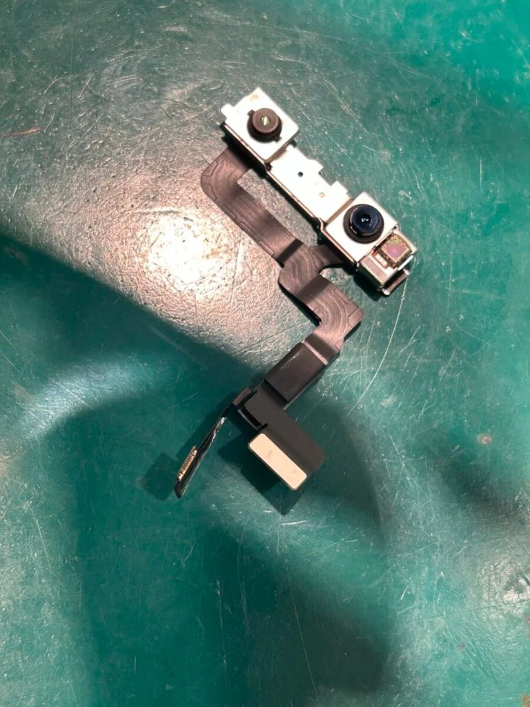 iPhone SE 第2世代 カメラ修理 — 修理の様子