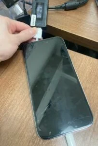 iPhone 14 Plus 充電口修理 — 修理の様子