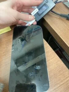 iPhone 13 mini 充電口修理 — 修理の様子