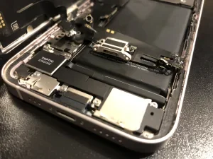 iPhone 11 Pro 充電口修理 — 修理の様子