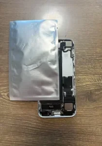 iPhone 16 おサイフケータイ・Qi NFC修理 — 修理の様子