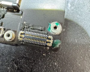 iPhone 13 Pro Max 容量アップグレード 128GB→256GB 修理 — 修理の様子