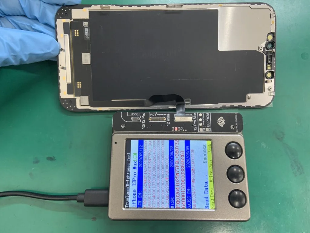 iPhone SE 第1世代 画面割れ修理 — 修理の様子