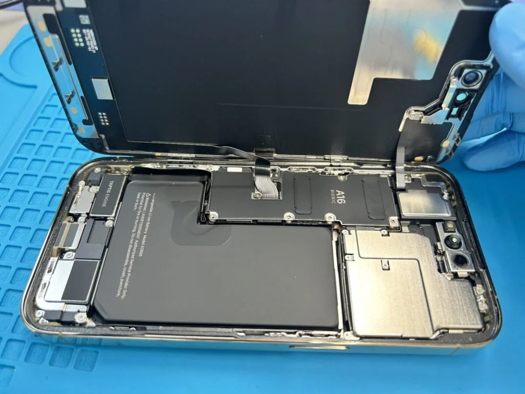 iPhone 16 バッテリー交換 — 修理の様子