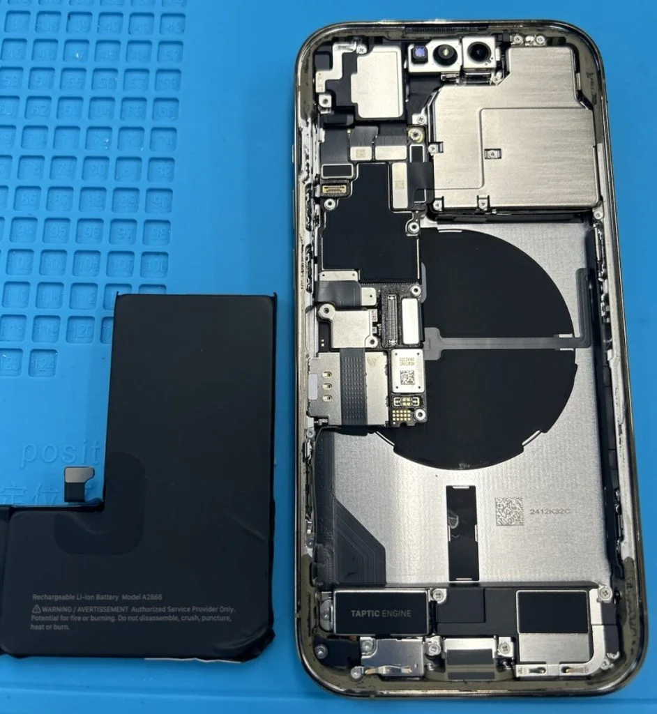 iPhone 12 mini バッテリー交換 — 修理の様子