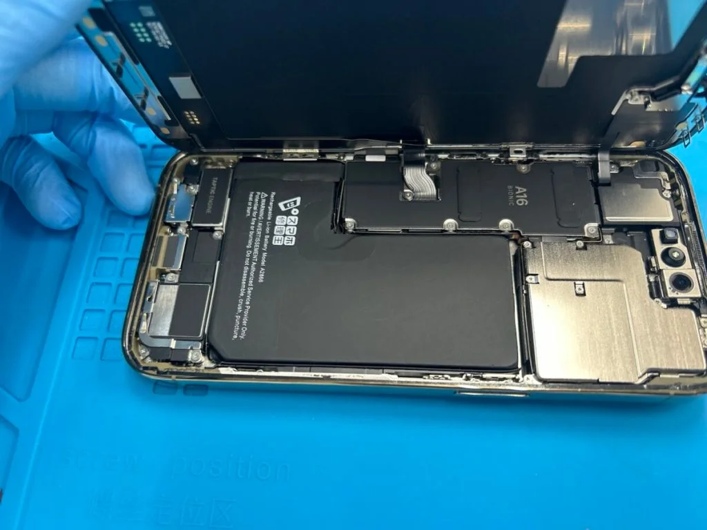 iPhone 5 バッテリー交換 — 修理の様子