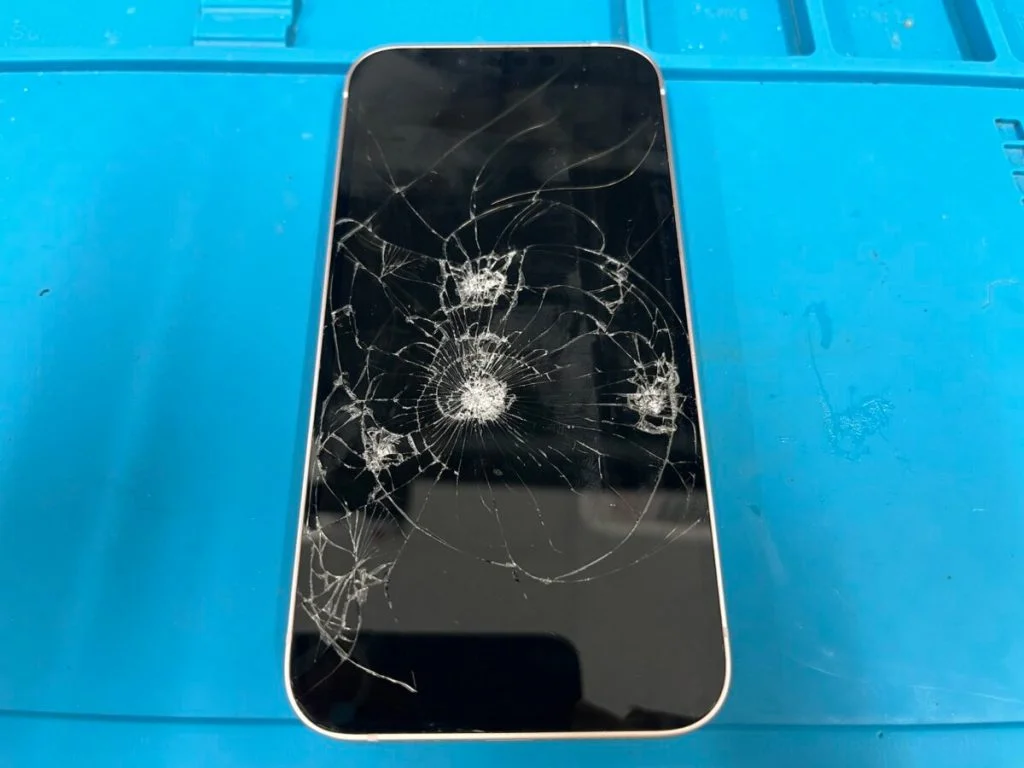 iPhone 13 mini 液晶修理 — 修理の様子