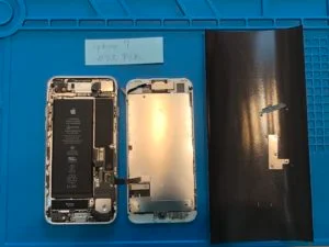 iPhone 13 Pro Max 画面割れ修理 — 修理の様子