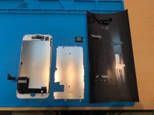 iPhone SE 第3世代 画面割れ修理 — 修理の様子