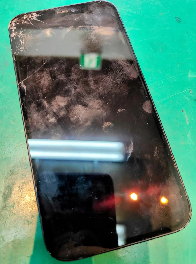 iPhone 11 Pro 液晶修理 — 修理の様子