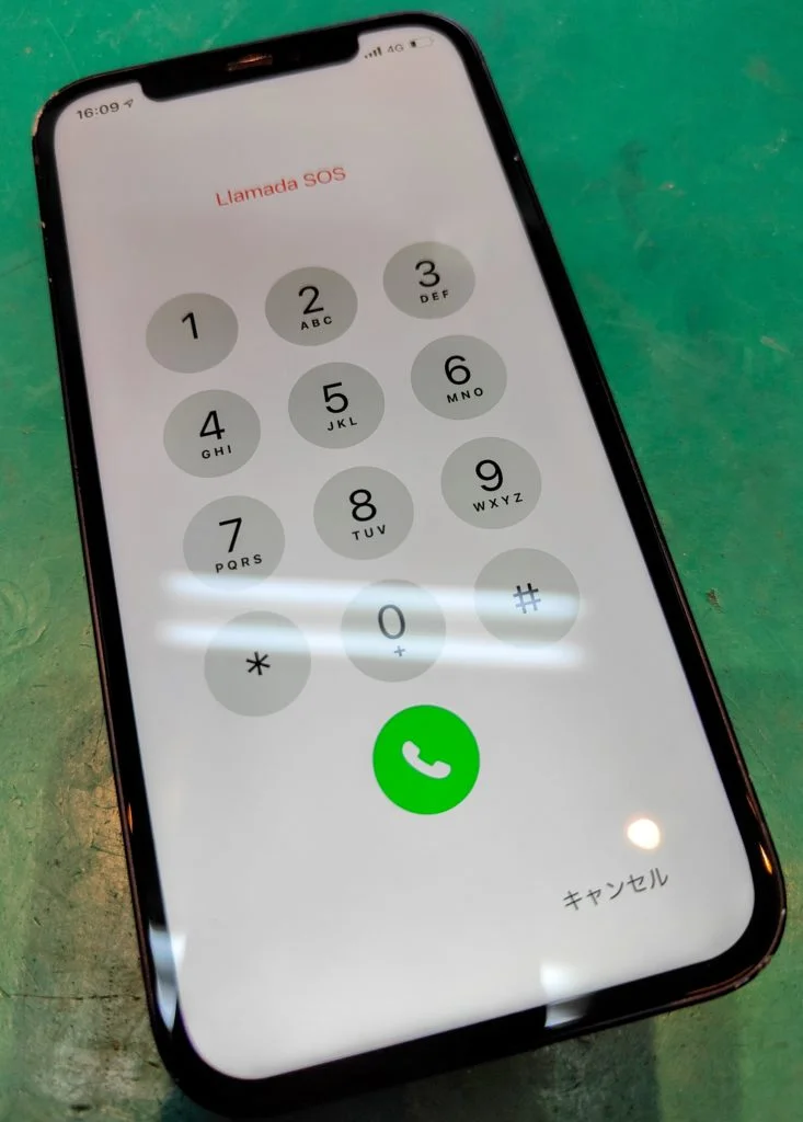 iPhone 16 Pro Max 画面割れ修理 — 修理の様子