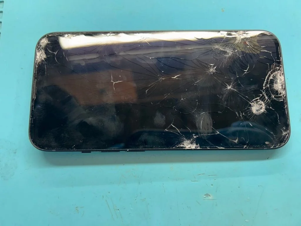 iPhone 14 画面割れ修理 — 修理の様子