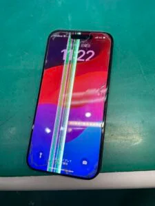 iPhone 12 Pro Max 画面割れ修理 — 修理の様子