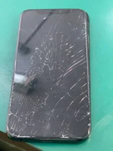 iPhone XS Max 液晶修理 — 修理の様子