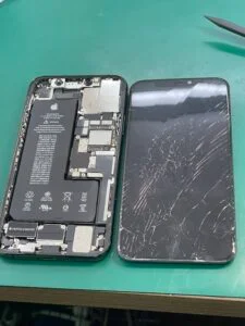 iPhone 16 画面割れ修理 — 修理の様子