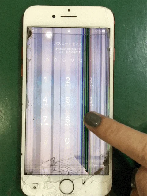 iPhone 15 Pro Max 画面割れ修理 — 修理の様子