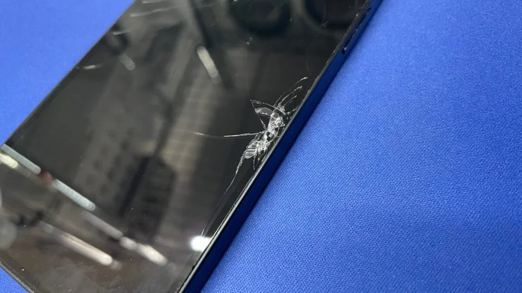 iPhone X 画面割れ修理 — 修理の様子