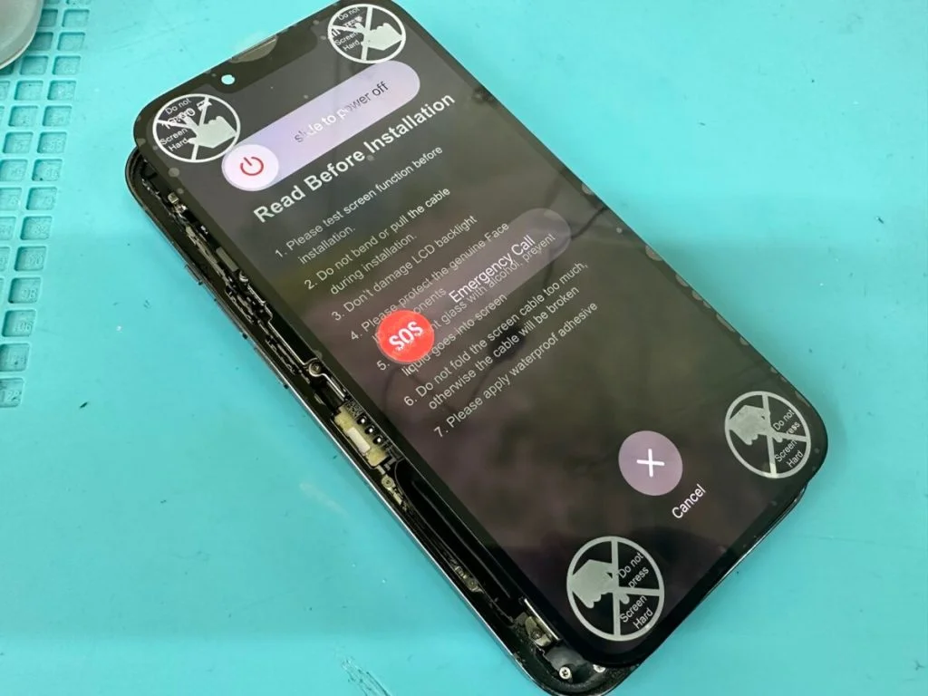iPhone 14 液晶修理 — 修理の様子