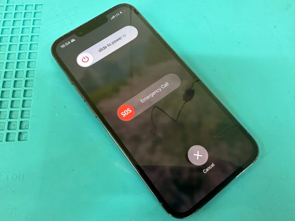 iPhone 12 液晶修理 — 修理の様子