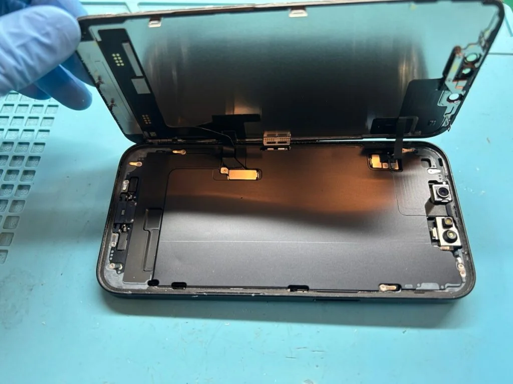 iPhone 7 液晶修理 — 修理の様子