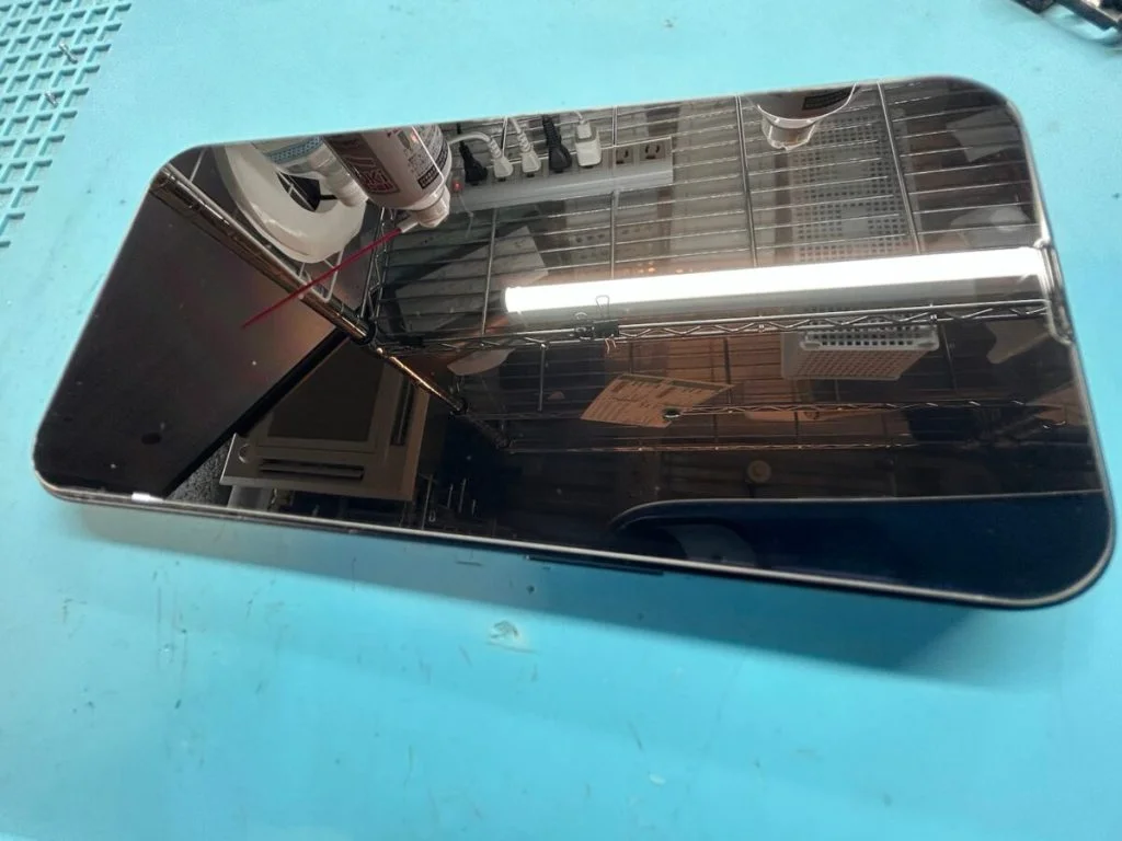 iPhone 16e 画面割れ修理 — 修理の様子