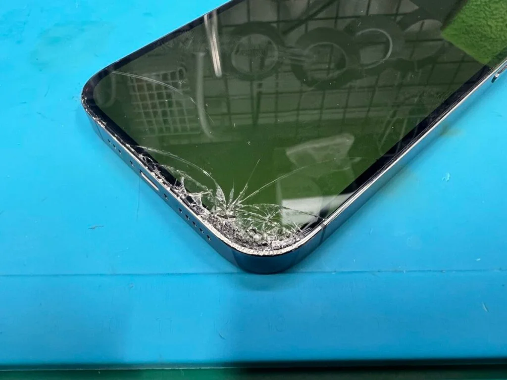 iPhone 7 Plus 画面割れ修理 — 修理の様子