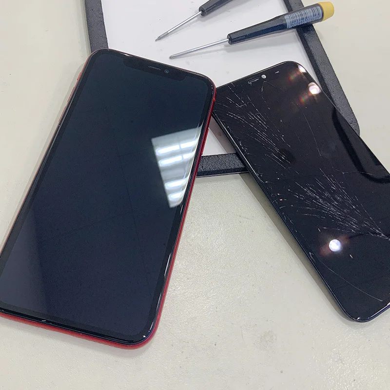 iPhone 13 mini 画面割れ修理 — 修理の様子