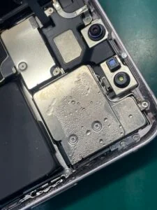 iPhone 7 水没修理 — 修理の様子
