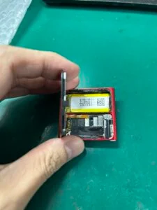 iPod classic バッテリー交換 — 修理の様子