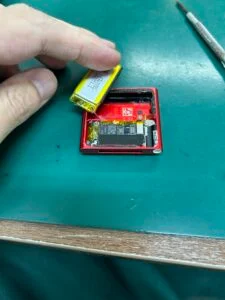 iPod touch 8 バッテリー交換 — 修理の様子