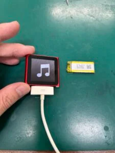 iPod touch 5 バッテリー交換 — 修理の様子